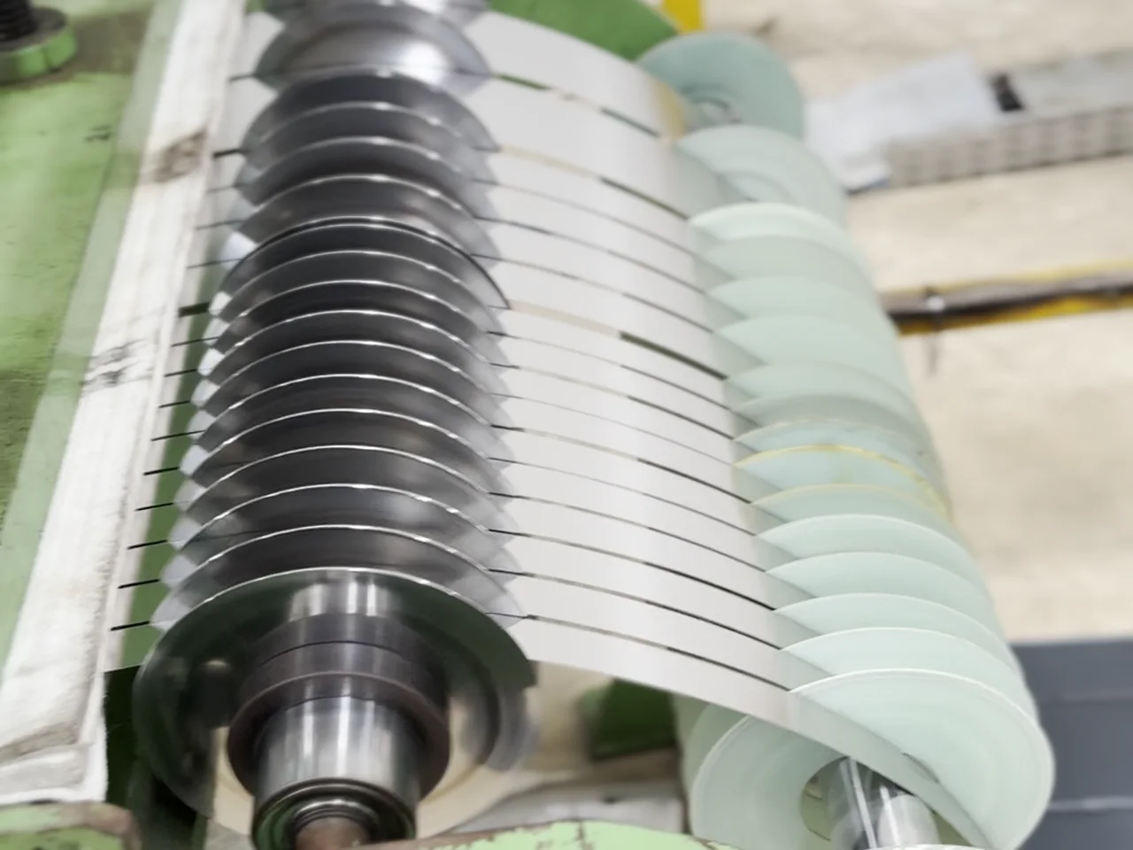 Pisau slitter presisi memotong coil jadi strip